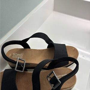 TOMS Women's Black and Tan Sandals